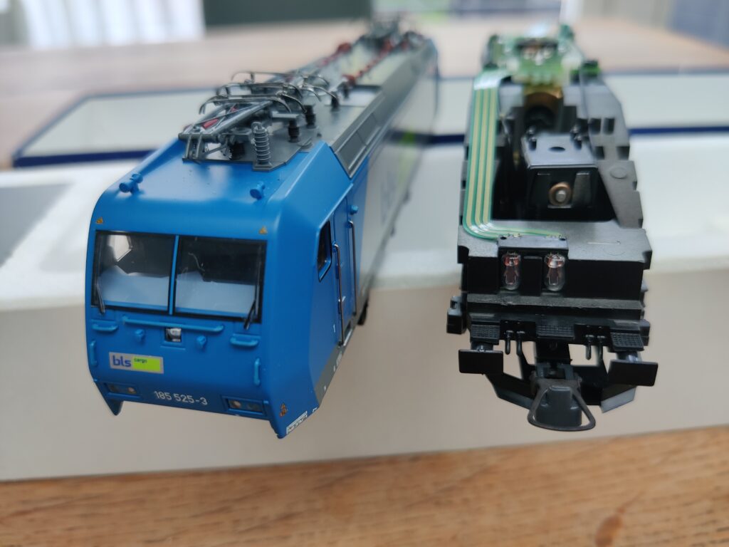 Voorzijde van Roco BR185 BLS locomotief waarop de gloeilampen zichtbaar zijn