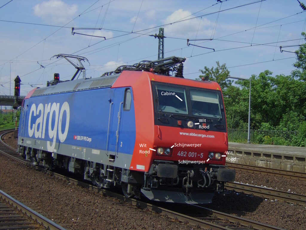 Voorzijde Re482 locomotief met aanduiding van de 9 lampen